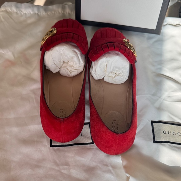 Gucci Red Flats with Gold Detail - Picture 4 of 8